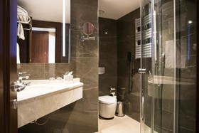 Grand Aras Hotel & Suites