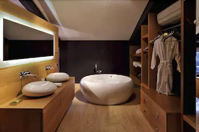 Vernazza Suites Hotel