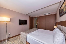 Land Park Hotel