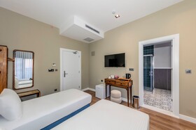 Nenessa Airport Hotel