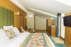 Obelisk Hotel & Suites