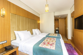 Obelisk Hotel & Suites