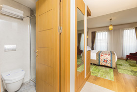 Obelisk Hotel & Suites