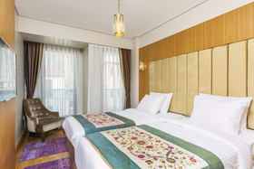 Obelisk Hotel & Suites