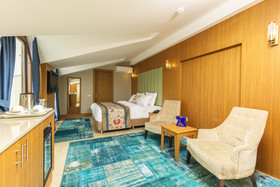 Obelisk Hotel & Suites