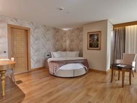 Queen Hotel & Spa