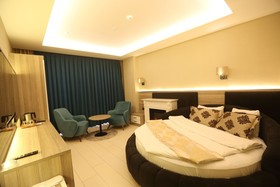 Random Premium Suit Otel