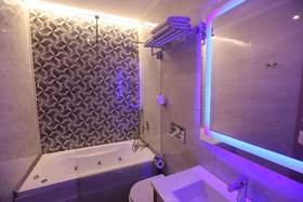 Random Premium Suit Otel