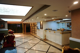 River Hotel
