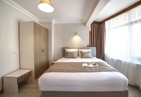 Seven Roses Apart Hotel