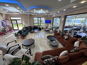 White Life Hotel & Cafe