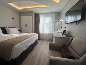 White Life Hotel & Cafe