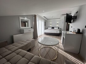 White Life Hotel & Cafe