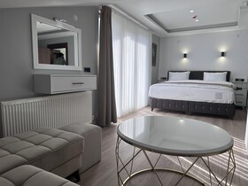 White Life Hotel & Cafe