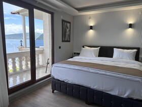 White Life Hotel & Cafe