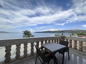White Life Hotel & Cafe