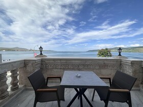 White Life Hotel & Cafe