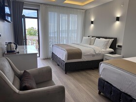 White Life Hotel & Cafe