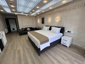 White Life Hotel & Cafe