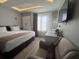 White Life Hotel & Cafe