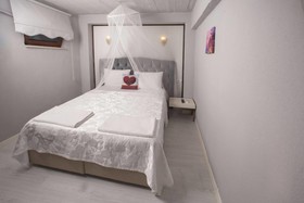 Iola Hotel