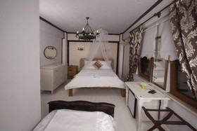 Iola Hotel