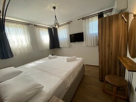 Tinos Otel & Bag Evi