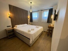 Tinos Otel & Bag Evi