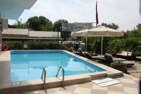 Palmyra Hotel & Sky Lounge