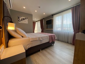 Lopera Deluxe Hotel