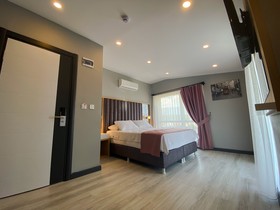 Lopera Deluxe Hotel