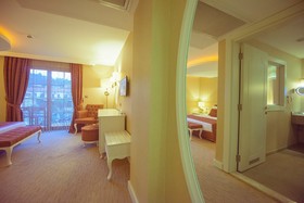 Han Deluxe Hotel & Suites