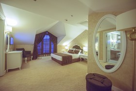 Han Deluxe Hotel & Suites