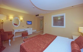 Han Deluxe Hotel & Suites
