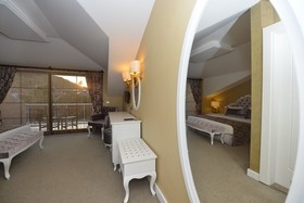 Han Deluxe Hotel & Suites