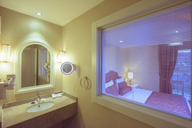 Han Deluxe Hotel & Suites