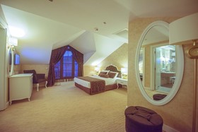 Han Deluxe Hotel & Suites