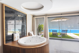 Orka Cove Hotel Penthouse & Suites