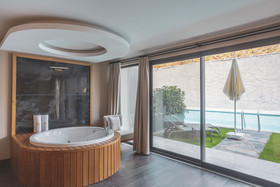 Orka Cove Hotel Penthouse & Suites