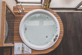 Orka Cove Hotel Penthouse & Suites