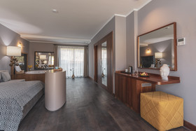 Orka Cove Hotel Penthouse & Suites
