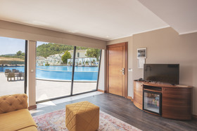 Orka Cove Hotel Penthouse & Suites