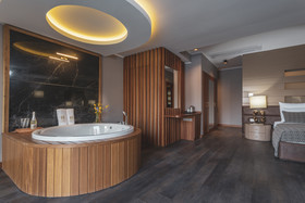 Orka Cove Hotel Penthouse & Suites