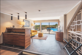 Orka Cove Hotel Penthouse & Suites