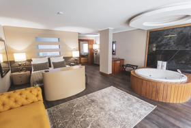 Orka Cove Hotel Penthouse & Suites