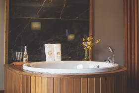 Orka Cove Hotel Penthouse & Suites