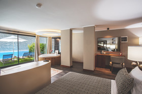 Orka Cove Hotel Penthouse & Suites