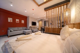 Reddoors Suites