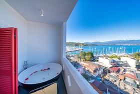 Reddoors Suites