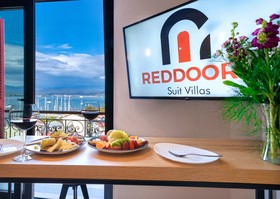 Reddoors Suites
